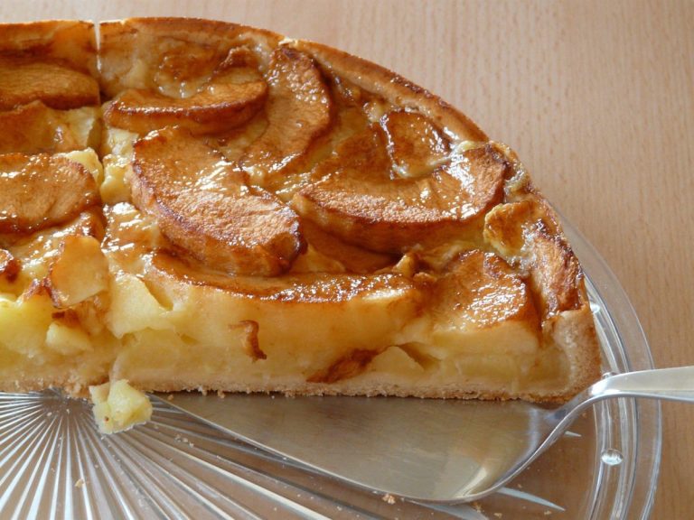 Deserturi de Toamnă cu Fructe și Nuci Locale Deserturi de Toamnă cu Fructe și Nuci Locale