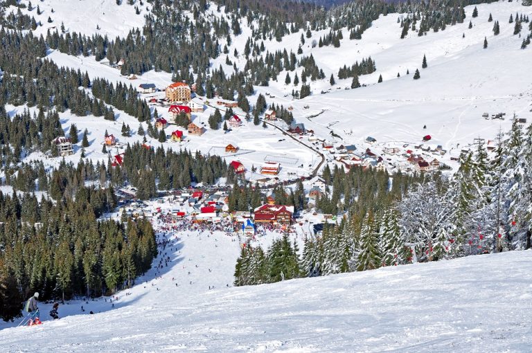 Cele Mai Populare Stațiuni Montane din România 2025 – Ghid Complet pentru Vacanțe la Munte