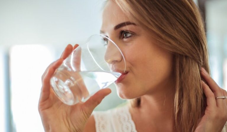 Ghid practic pentru hidratare corectă câtă apă trebuie să bei zilnic